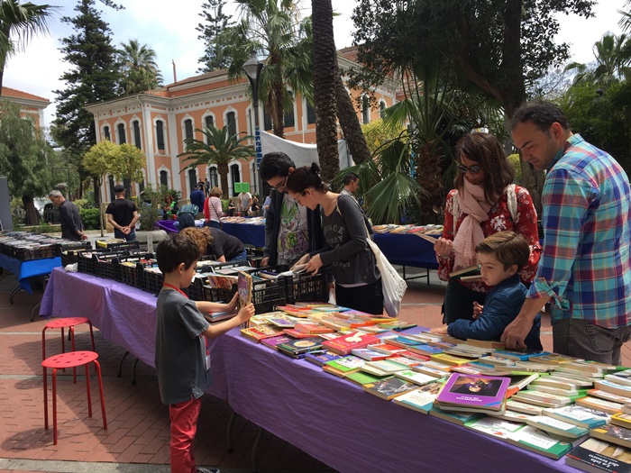 La Plaza de la Soledad acoge el mercadillo del Libro Solidario