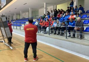 Los asistentes al mitin durante una de las charlas de los entrenadores nacionales.