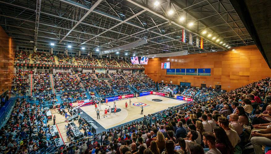 Cinco mil espectadores llenaron el Palacio de Deportes 'Carolina Marín' para el España-Países Bajos. / Foto: FIBA.