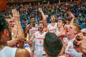 Alegría de los jugadores de la selección de baloncesto tras ganar a Países Bajos en Huelva. / Fotos: FIBA.