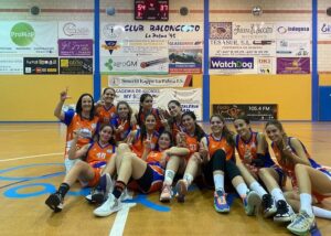 Alegría de las jugadoras del CB La Palma tras ganar al DKV Jerez. / Foto: @CBLaPalma95.