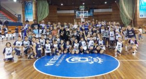 La 'familia' del Ciudad de Huelva celebra tras ganar al Torta del Casar su cuarto triunfo liguero. / Foto: @CiudadDeHuelva.