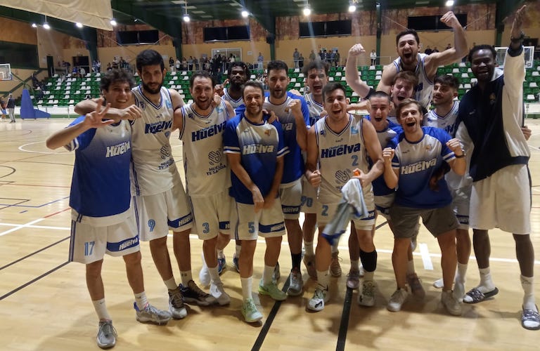 Los jugadores del Ciudad de Huelva celebran en la pista de 'El Parque' su dramático triunfo. / Foto: @CiudadDeHuelva.