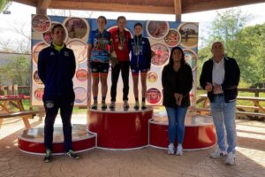 Candela Delgado, en lo más alto del podio, tras sumar un nuevo título de campeona de Andalucía Juvenil de Duatlón.