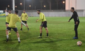 Juanma Rodríguez, nuevo entrenador del Cartaya, dando instrucciones a sus hombres en un entrenamiento. / Foto: @AD_Cartaya.