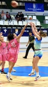 Margarida Junqueira, la mejor jugadora del partido, intenta taponar un lanzamiento de Janka Mihalik. / Foto: Xerez CDB.