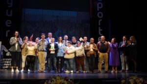 El equipo de baloncesto inclusivo en el escenario del Felipe Godínez recibiendo su reconocimiento.