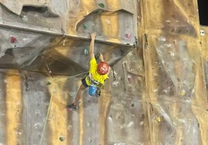 Doble cita este fin de semana para los aficionados a la escalada en el rocódromo de la Ciudad Deportiva de Huelva.