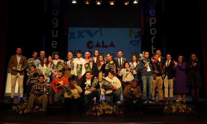 Foto de familia de los galardonados en la Gala del Deporte de Moguer al término de la misma.