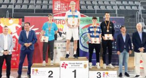 Álvaro Morán, con la medalla de bronce en podio de la prueba individual masculina del Campeonato de España Sub 19 de Bádminton.