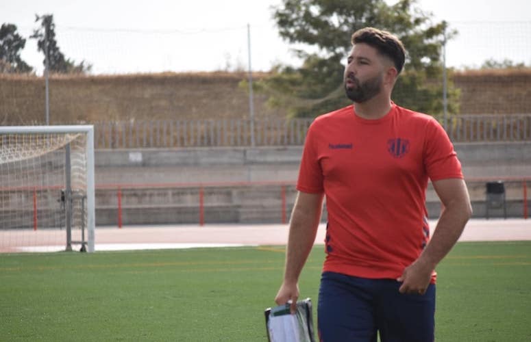 Javi Jiménez, hasta la semana pasada segundo de Amate en el Cartaya, regresa al club rojinegro para dirigir a su equipo Juvenil. / Foto: @AD_Cartaya.