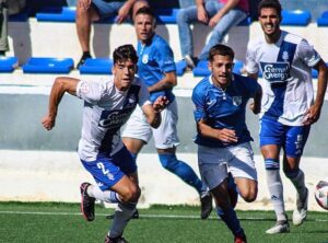 Juanjo Mateo pugna con un defensor local en un lance del partido de este domingo. / Foto: @marmenorfc.