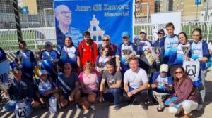 Foto de familia de los ganadores en las diversas categorías del III Memorial Juan Gil Zamora de pádel.