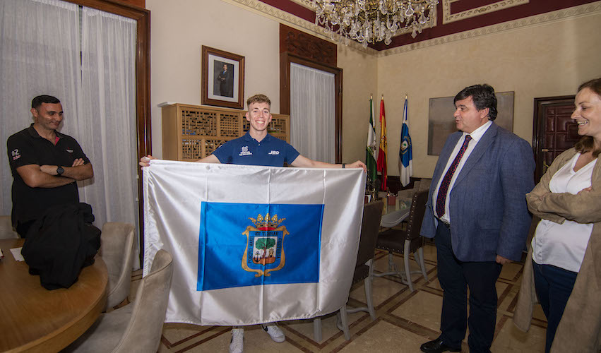 Un momento de la recepción en el Ayuntamiento de Huelva al piloto onubense Paquito Gómez.