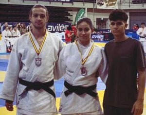 Rafael Jiménez, Paula Pérez y Jaime Pérez en el torneo celebrado en Avilés. / Foto: @JudoHuelva1.