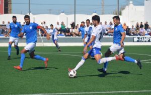 Fran Ávila, nuevo jugador del San Roque, en el partido del Recre en el feudo del Mar Menor en la temporada pasada. / Foto: @recreoficial.