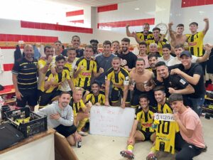 Los jugadores del San Roque celebraron el triunfo y desearon a Jesús Vázquez una pronta recuperación. / Foto: @SanRoqueLepe.