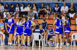 El Ciudad de Huelva de Celes Vizcaíno visita la cancha del CD Gines. / Foto: CB Huelva La Luz.