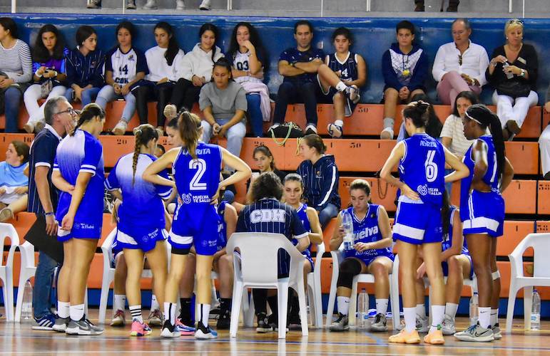 El Ciudad de Huelva de Celes Vizcaíno visita la cancha del CD Gines. / Foto: CB Huelva La Luz.