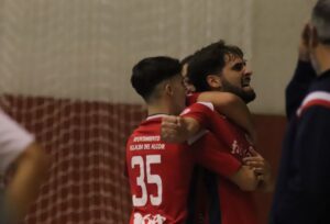 Los jugadores villalberos celebran uno de los goles que lograron en el derbi ante el Smurfit Kappa. / Foto: @LaPalmaFS.