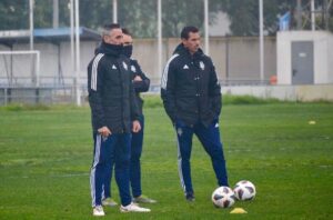 Abel Gómez, junto a sus ayudantes, en el entrenamiento del Recre de este viernes. / Foto: @recreoficial.