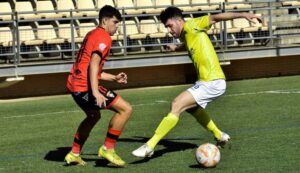 Pola, jugador del Ayamonte, en una acción durante el partido ante el Coria. / Foto: J. L. Rúa.