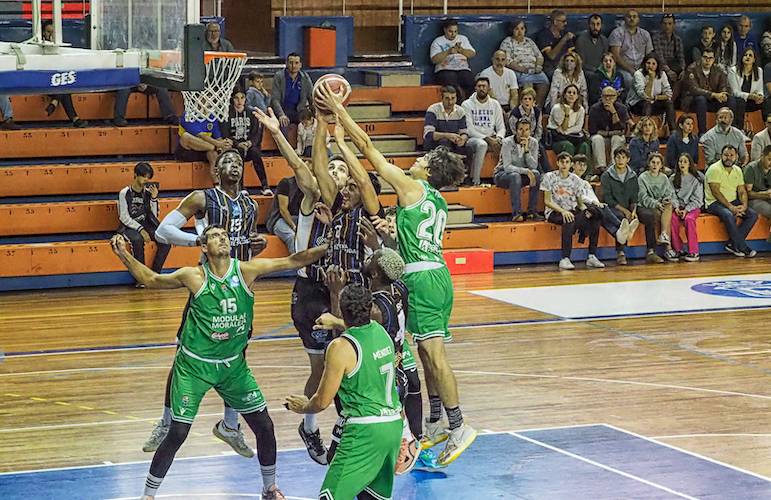 Sin fiarse del rival acude el Huelva Comercio a su partido en la cancha del City of Badajoz Academy. / Foto: C. Verdier.