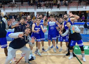 Los jugadores del Ciudad de Huelva celebran su triunfo en la cancha del Modular Moraleja. / Foto: CB Huelva La Luz.