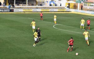 Un punto jugando con dos futbolistas más , escaso botín para el Cartaya en Coria. / Foto: @AD_Cartaya.