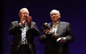 Diego de la Villa -derecha-, emocionado al recibir el Premio Mackay. / Foto: @recreoficial.