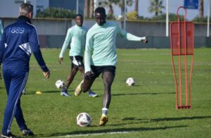 Abel Gómez junto y sus jugadores durante el entrenamiento de este viernes preparando el partido del domingo ante el Xerez DFC. / Foto: @recreoficial.