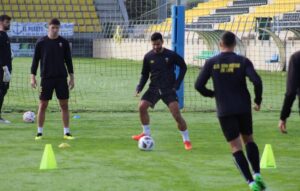 El San Roque ha preparado con ganas su difícil partido de este domingo ante el líder Antequera. / Foto: @SanRoqueLepe.