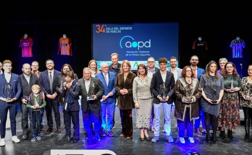 Foto de familia de los premiados en la XXXIV Gala del Deporte de la Asociación Onubense de la Prensa Deportiva. / Foto: Rafa del Barrio.