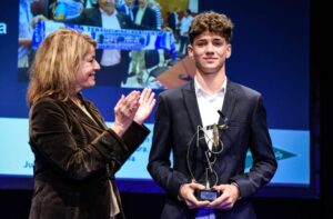 Javier López recibió su galardón como 'Deportista de Oro', la máxima distinción en los premios de la AOPD. / Foto: Rafa del Barrio.