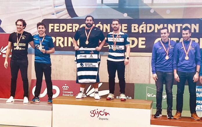 Adrián Márquez y Adrián Acosta, en lo más alto del podio en Gijón tras ganar el oro en el dobles masculino del Campeonato de España Sénior. / Foto: @CBIESLAORDEN.