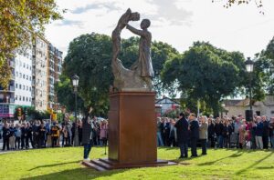 La Plaza Fray Genaro Prieto luce el monumento homenaje a Antonio León Ortega