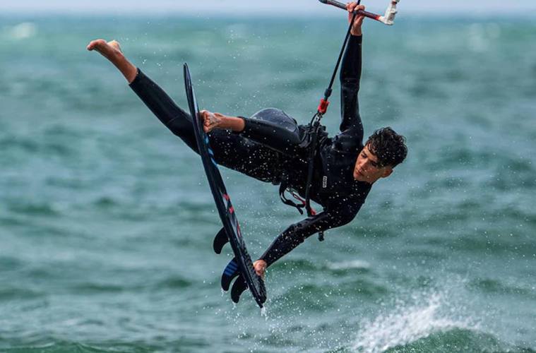 Javier López, campeón del mundo Sub 16 de kitesurf, premiado por la AOPD.