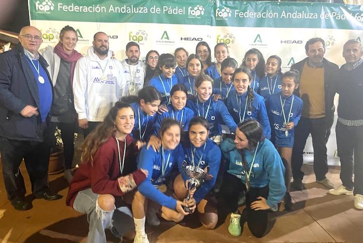 Componentes del AVS La Volea Huelva de Pádel tras ganar el Campeonato de Andalucía de Equipos Menores de Primera Categoría Femenina.