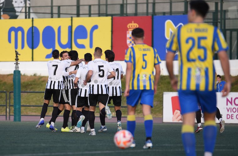 Los jugadores del Atlético Central celebran uno de sus goles en Moguer. / Foto: @ClubAtlCentral.