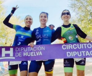 Podio femenino del VIII Duatlón Cros 'Dolmen de Soto' con María del Pilar Gálvez como ganadora.