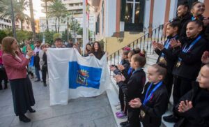 El alcalde, Gabriel Cruz, entregó una bandera de la ciudad animándolas “a seguir luchando por sus sueños".