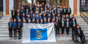 Componentes del GR Huelva junto a las autoridades en la foto de familia tras la recepción en la Casa Colón.