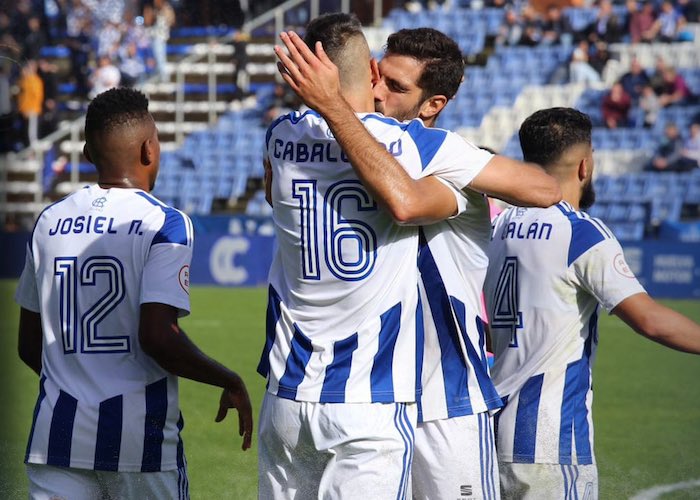 Los jugadores del Recre celebran con Pablo Caballero uno de sus goles ante el Vélez. / Foto: @recreoficial.