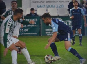 Adri Arjona tuvo el gol en el segundo tiempo, pero su disparo se estrelló en la madera. / Foto: @recreoficial.