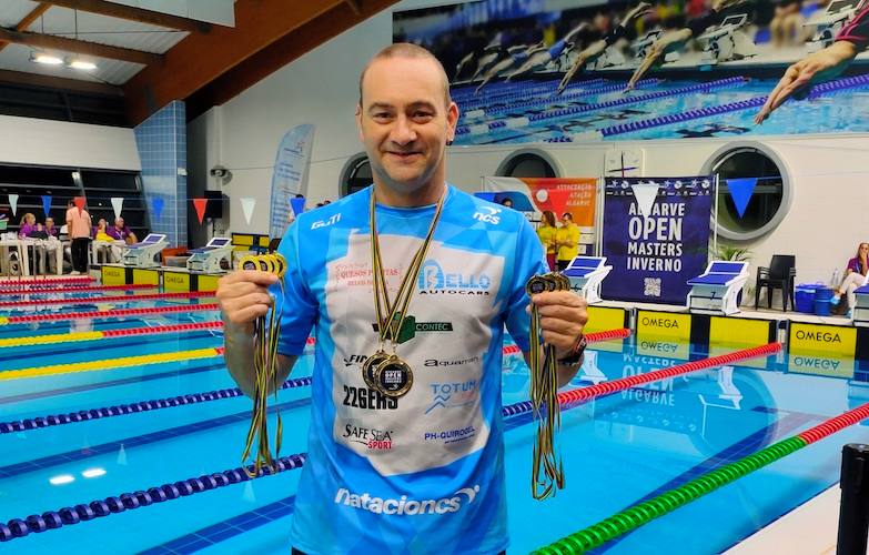 Rubén Gutiérrez, con las medallas obtenidas en la doble cita celebrada en el Algarve.