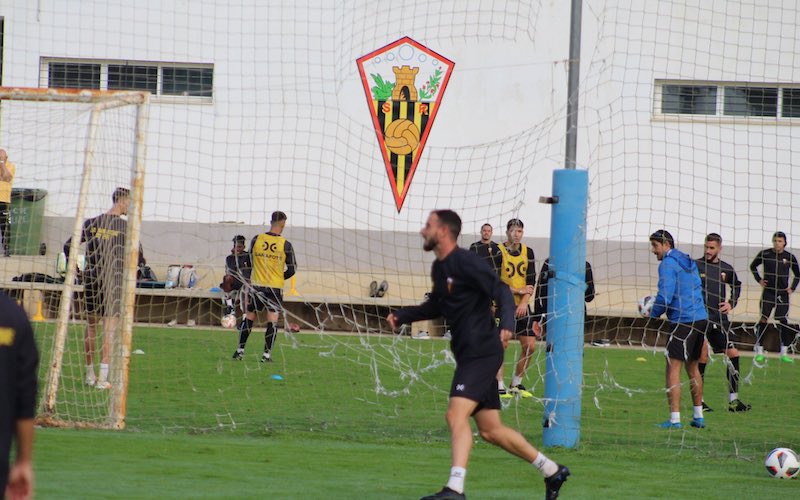 El San Roque, ultimando los detalles para su partido en la matinal del domingo ante el Polideportivo El Ejido. / Foto: @SanRoqueLepe.