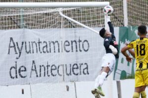 El San Roque rozó el empate en su partido en El Maulí con el Antequera. / Foto: El Sol de Antequera.