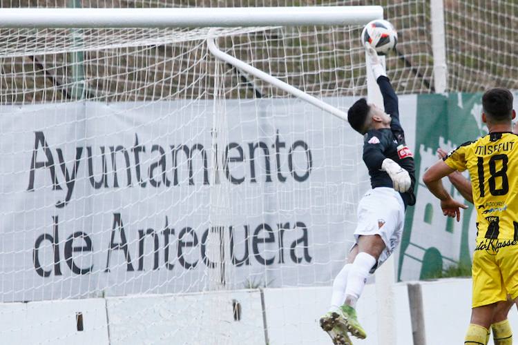 El San Roque rozó el empate en su partido en El Maulí con el Antequera. / Foto: El Sol de Antequera.