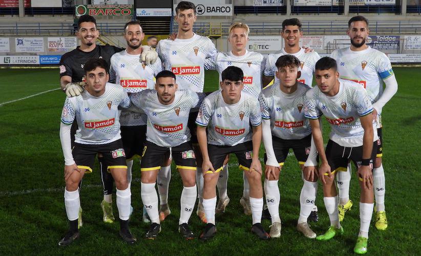 Formación inicial del San Roque en el amistoso celebrado ante el Coria. / Foto: @Coria_CF.