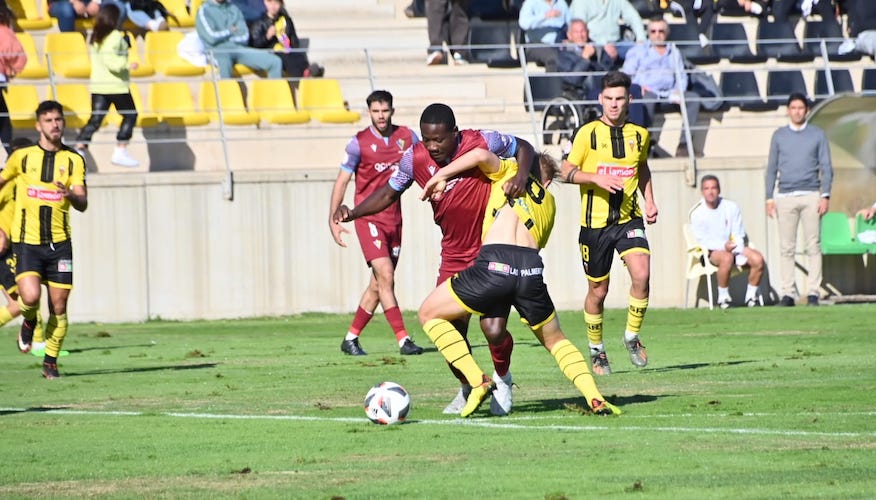 Tuvo que pelear duro el San Roque para al menos alcanzar un empate con el Cádiz Mirandilla. / Foto: @Cadiz_CFCantera.